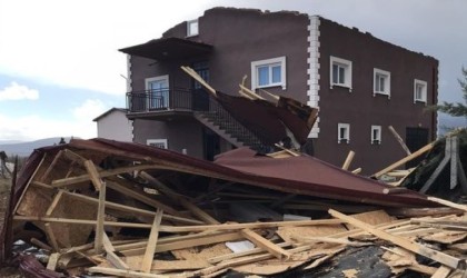 Beyşehirde fırtınada evlerin çatısı uçtu