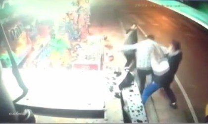 Bıçakla çevreye zarar verdi, gençlerden kaçamadı