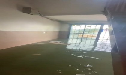 Binanın girişi göle döndü