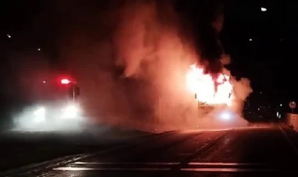 Bolu Dağı’nda motoru tutuşan yolcu otobüsü alev alev yandı