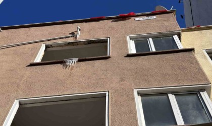 Borudan akan su buz kütlesi oluşturdu