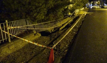 Burdur’da kuvvetli yağış; istinat duvarı yıkıldı, apartmanı su bastı