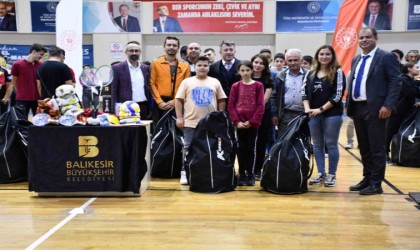 Burhaniyede ortaokul ve liselere malzeme desteği