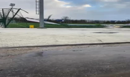 Bursa’da fırtına; çatı duvarı yıkıldı, sahanın dış çelik karkası devrildi