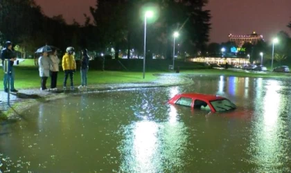 Bursa’da otomobil süs havuzuna düştü