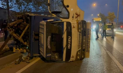 Bursa’da palet yüklü kamyonet devrildi