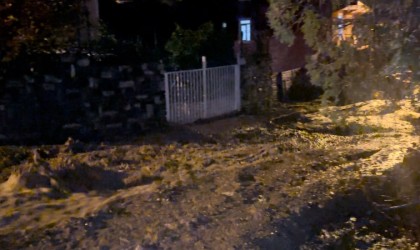 Bursada sağanak yağış sele dönüştü: Dereler taştı, yollar göle döndü