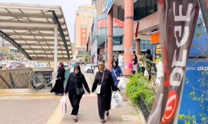 Bursada şiddetli rüzgar hayatı felç etti