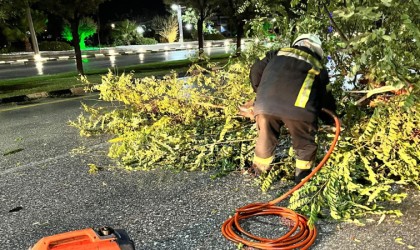 Büyükşehir ve MASKİ, sağanak yağış boyunca sahadaydı
