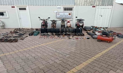 Çalıntı motosikletleri parçalayıp boyayarak tanınmaz hale getirdi, satamadan yakalandı