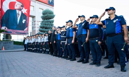 Çalışanlar belediye önünde Atatürkü andı