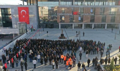 Çanakkale Belediyesi çalışanları, 100üncü Yıl Meydanında Atatürkü andı