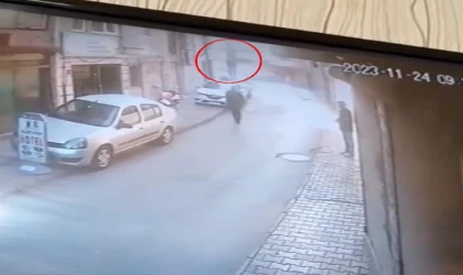 Çatıdan atladı, kaldırımdaki yayanın yanına düştü