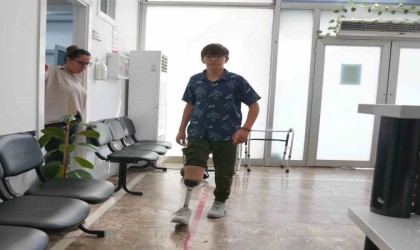 Depremde ailesini ve bacağını kaybeden Abdulkadir tekrar yürümeye başladı