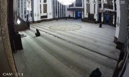 Depreme namaz kılarken yakalandılar