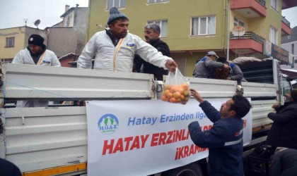 Depremzedelerden vefa: Kendilerini yalnız bırakmayan ilçeye 1 kamyon dolusu narenciye gönderdiler