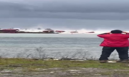 Dev dalgalar balıkçı barınaklarını domino taşı gibi yıktı, geçti