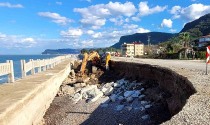 Dev dalgalar sebebiyle çöken yolda onarım çalışması başlatıldı
