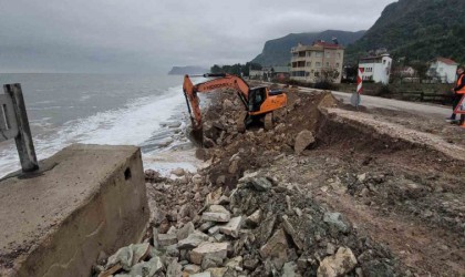 Dev dalgaların yıktığı istinat duvarı yeniden inşa ediliyor