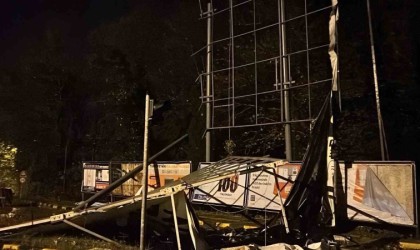 Dev tabela sert rüzgara dayanamayarak çöktü