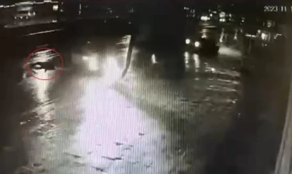 Direğe çarpan otomobilden fırlayan sürücü, yolun ortasına savruldu; o anlar kamerada