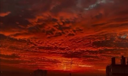 Diyarbakırda gün doğumu gökyüzünü kızıla boyadı