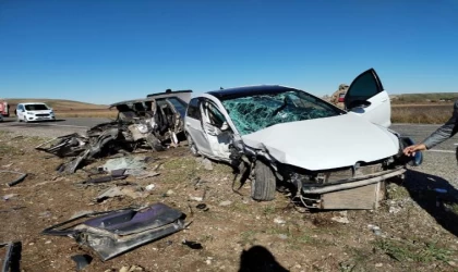 Diyarbakır’da otomobiller çarpıştı: 2 ölü, 1 yaralı