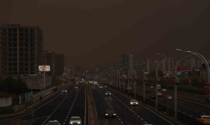 Diyarbakırda toz taşınımı görüş mesafesini düşürdü