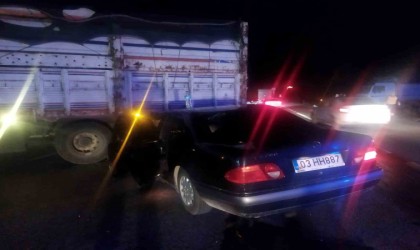 Dönüş yapan kamyona çarpan otomobilin sürücüsü yaralandı