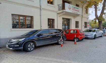 Duyarsız sürücüler boş buldukları her alana araç park etti