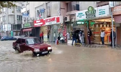 Edremitte 5 dakika sağanak yağış hayatı felç etti...Yollar göle döndü