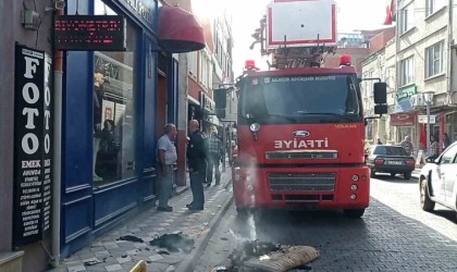 Edremitte çıkan yangında bayılan adamı esnaf kurtardı