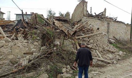 Emette çıkan yangında yaşlı kadın yanarak hayatını kaybetti