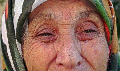 Engelli kızıyla birlikte evinden çıkarılan yaşlı kadın gözyaşlarına boğuldu