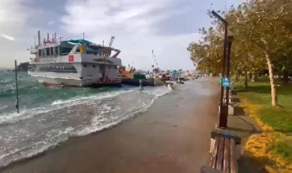 Erdek’te lodos; denizde dev dalgalar oluştu, batmak üzere olan tekneler kurtarıldı