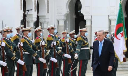 Erdoğan, Cezayir Cumhurbaşkanlığı Sarayı’nda resmi törenle karşılandı