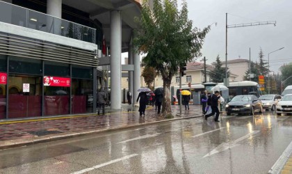 Eskişehirde sağanak yağış etkili oluyor