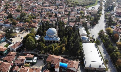 Eskişehirde yüzyıllardır ayakta kalan tarihi cami vatandaşları cezbediyor