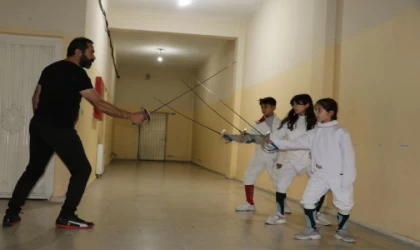 Eskrimci babanın yetiştirdiği çocuklarından madalya