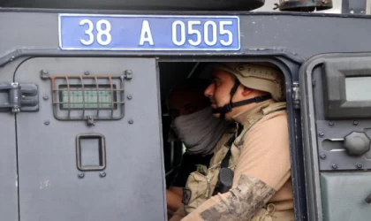 Evini ateşe verip kapıyı kilitledi, özel harekat polislerinin operasyonuyla gözaltına alındı