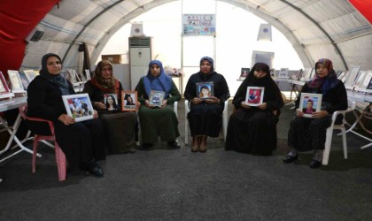 Evlat nöbetindeki anne, PKKnın elinde olan kızının Öğretmenler Gününü kutladı