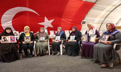 Evlat nöbetindeki annelerden çocuklarına teslim ol çağrısı