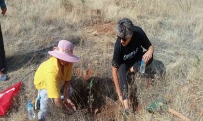 Fidan dikiminde depremzede çocukların yüzünü güldüren sulu oyun