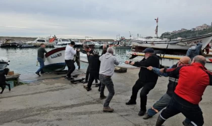 Fırtına uyarısı yapılan Zonguldak’ta, balıkçılar kayıklarını karaya çekti