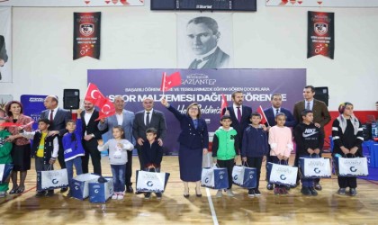 Gaziantepte 3 bin 500 başarılı öğrenciye spor seti dağıtıldı