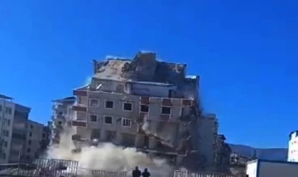 Gaziantep’te ağır hasarlı 7 katlı bina, yıkım sırasında çöktü