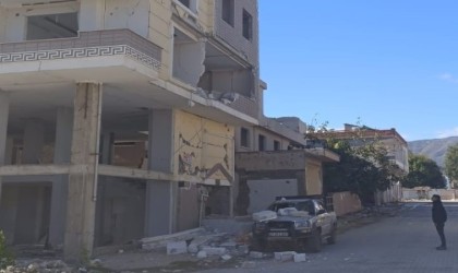 Gaziantepte ağır hasarlı binanın duvarı aracın üzerine çöktü