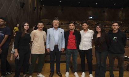 Gençler, Büyükşehirin sponsorluğunda Atatürk filmini izledi