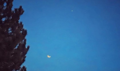 Gökyüzünde ay ile yıldızın duygulandıran buluşması