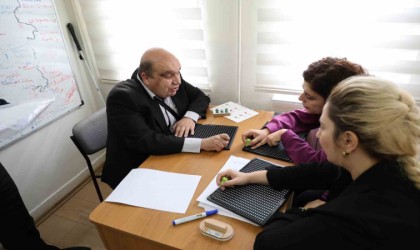 Görme engelli öğretmenler kursiyerlerin hayatlarına dokunuyorlar